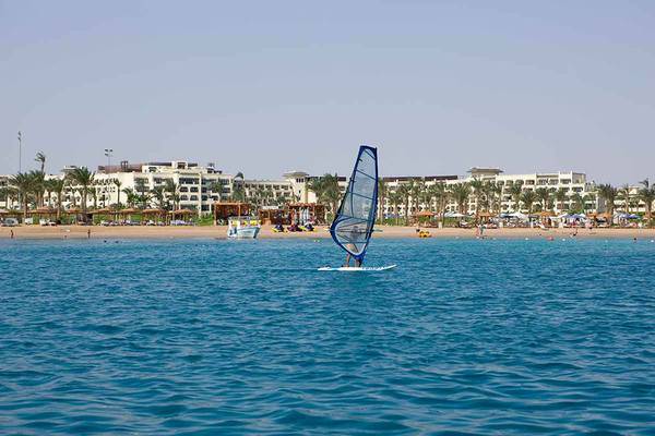 Ein Windsurfer auf dem Wasser vor dem Steigenberger ALDAU Beach Hotel.
