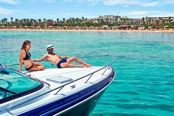 Paar auf Boot vor dem Steigenberger ALDAU Beach Hotel Strand