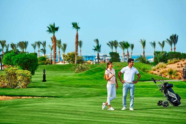 Golfplatz im Steigenberger ALDAU Beach Hotel mit einem Paar und Golfausrüstung