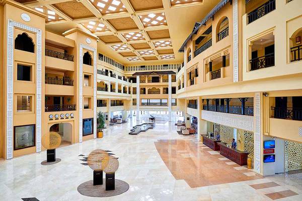 Innenansicht der Lobby des Steigenberger ALDAU Beach Hotels mit Marmorboden und hohen Decken.
