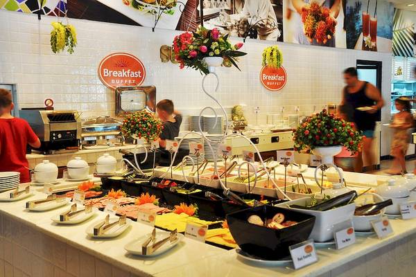 Frühstücksbuffet im Sunwing Kamala Beach Hotel mit verschiedenen Gerichten und Gästen.