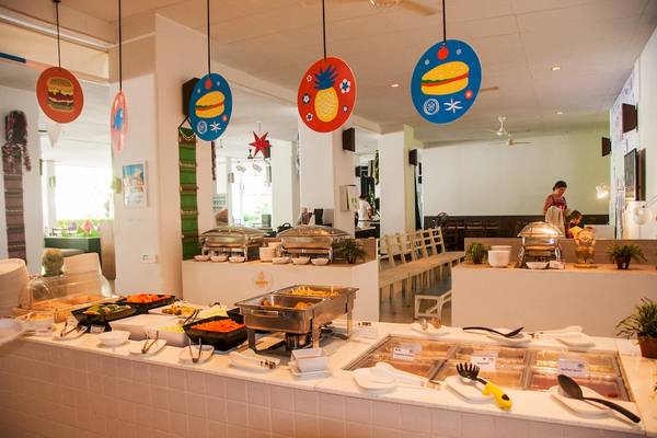 Buffetbereich im Sunwing Kamala Beach Hotel mit verschiedenen Gerichten und Dekorationen.