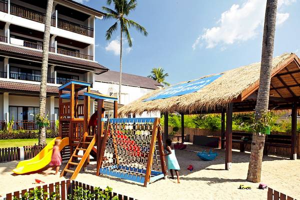 Spielplatz vor dem Sunwing Kamala Beach Hotel mit Gebäude und Kindern, die spielen