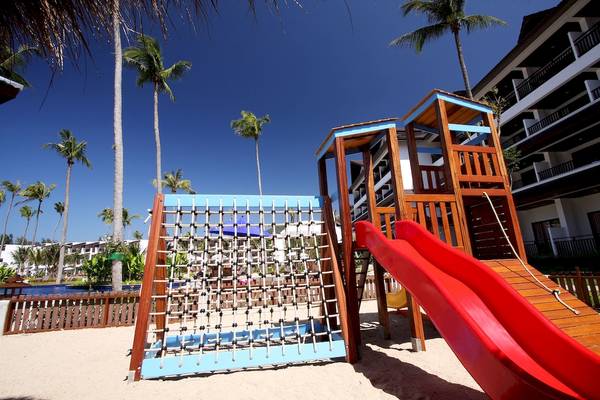 Kinderspielplatz am Sunwing Kamala Beach Hotel mit Rutsche und Klettergerüst.