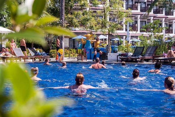 Gäste, die sich im Pool des Sunwing Kamala Beach Hotels entspannen