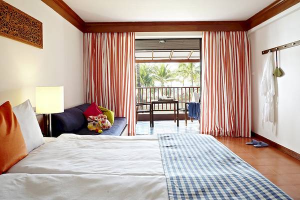 Zimmer im Sunwing Kamala Beach Hotel mit Blick auf den Balkon und das Meer