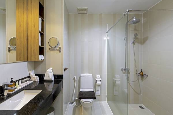 Ein Badezimmer im Sunwing Kamala Beach Hotel mit einer Dusche, Toilette und Waschbecken.