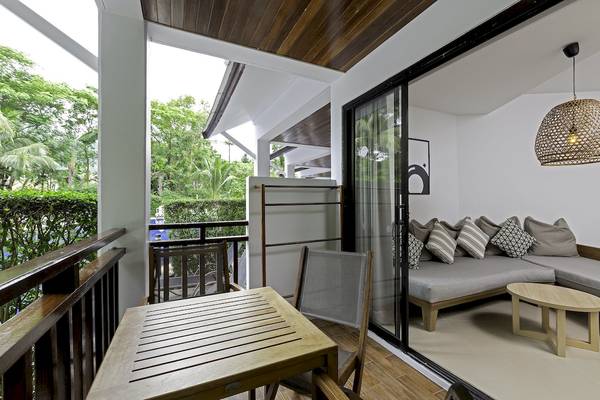 Terrasse mit Sitzecke und Tisch im Sunwing Kamala Beach Hotel.
