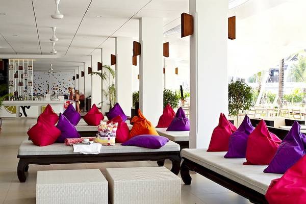 Loungebereich des Sunwing Kamala Beach Hotels mit bunten Kissen und modernen Möbeln.