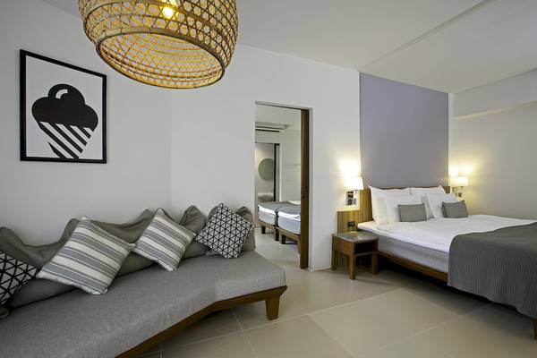 Hotelzimmer im Sunwing Kamala Beach mit Bett, Sofa und modernem Dekor.