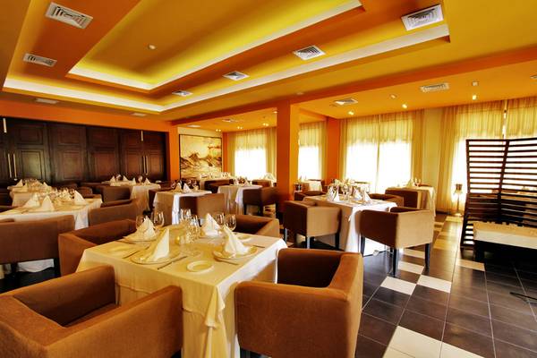 Restaurantbereich des Valentin Varadero El Patriarca Hotels mit gedeckten Tischen und Stühlen.