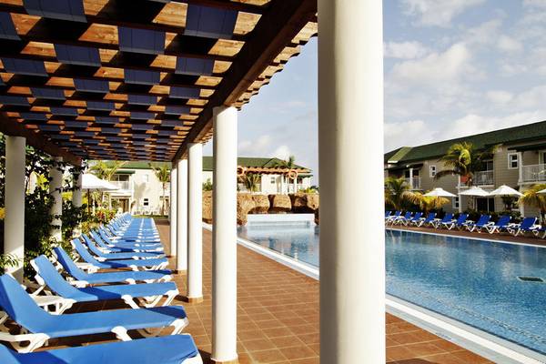 Pool-Terrasse mit Liegen im Valentin Varadero El Patriarca Hotel