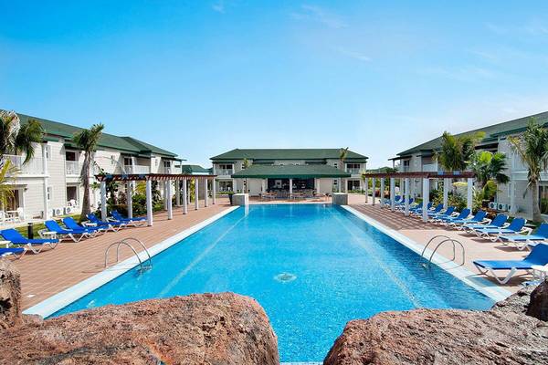 Außenpoolbereich des Valentin Varadero El Patriarca Hotels mit Liegestühlen und Gebäuden