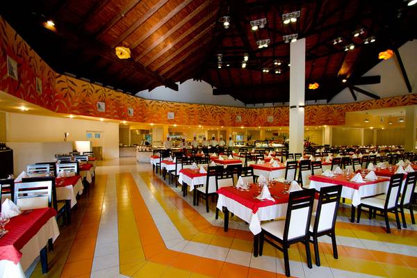 Innenansicht des Restaurants im Valentin Varadero El Patriarca Hotel mit gedeckten Tischen und Stühlen.