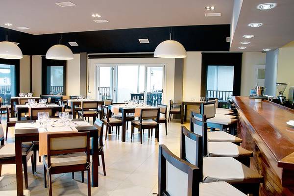 Innenansicht des Restaurants im Valentin Varadero El Patriarca Hotel mit geräumigen Tischen und Stühlen.