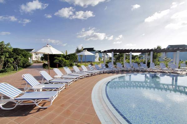 Poolbereich des Valentin Varadero El Patriarca Hotels mit Sonnenschirmen und Liegestühlen