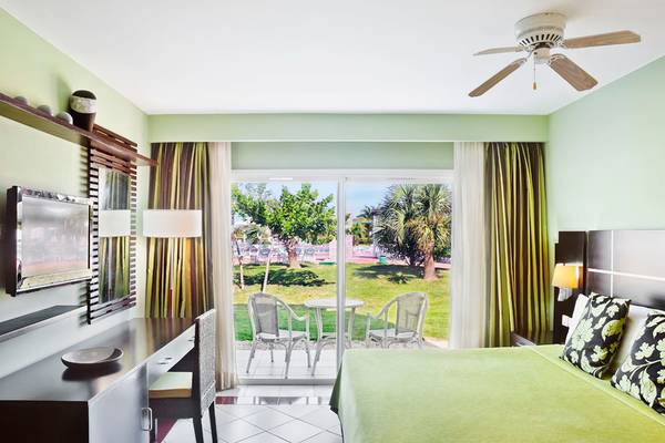 Zimmer im Valentin Varadero El Patriarca Hotel mit Blick auf Terrasse und Garten.