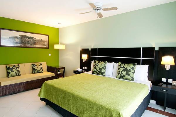 Zimmer mit Bett und Sofa im Hotel Valentin Varadero El Patriarca