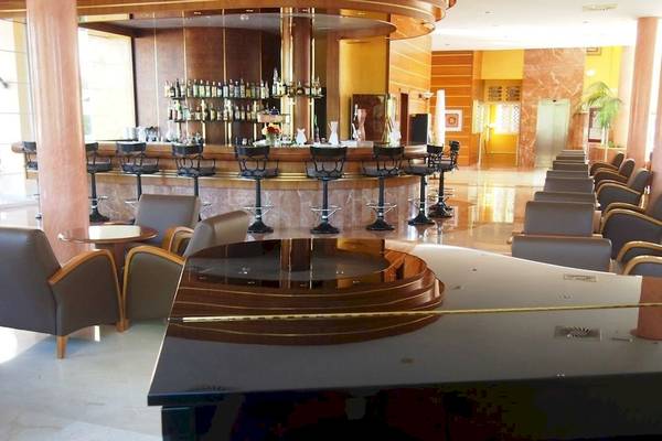 Hotellobby von Bordoy Don Antonio mit Bar, Stühlen und Klavier.