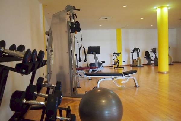 Fitnesscenter im Bordoy Don Antonio Hotel mit Geräten und einem großen Trainingsball.