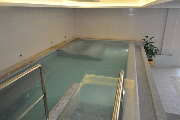 Innenpool im Bordoy Don Antonio Hotel mit blauen Fliesen und grünem Wasser.