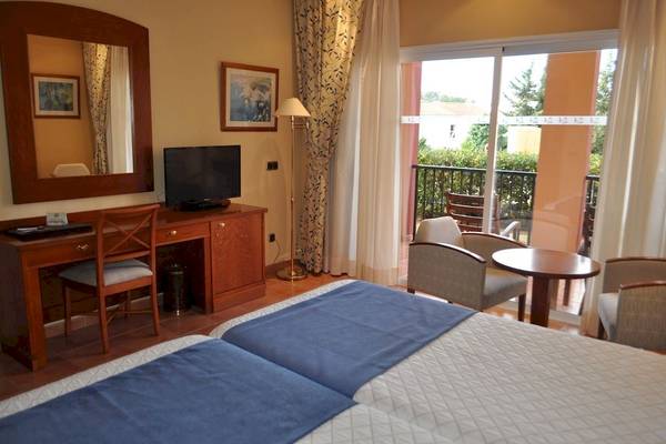 Doppelzimmer im Bordoy Don Antonio Hotel mit Schreibtisch, Fernseher und Balkon.