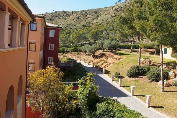 Außenansicht des Bordoy Don Antonio Hotels mit Gebäuden, Weg und umliegender Landschaft.