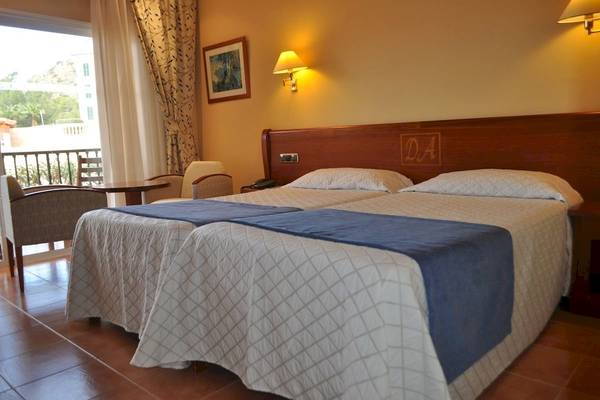 Doppelzimmer im Bordoy Don Antonio Hotel mit zwei Betten und einem Balkon.