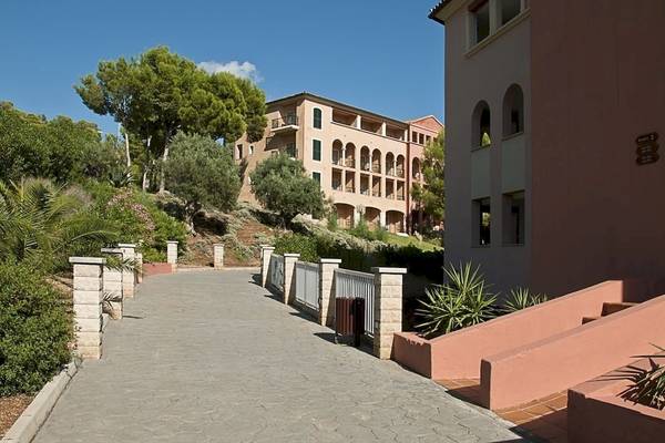 Eingang des Bordoy Don Antonio Hotels mit Gehweg und umgebender Natur.