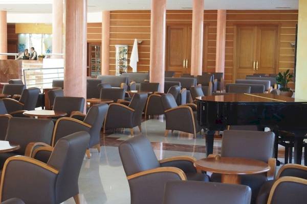 Hotellounge mit Klavier, Tischen und Stühlen im Bordoy Don Antonio Hotel.