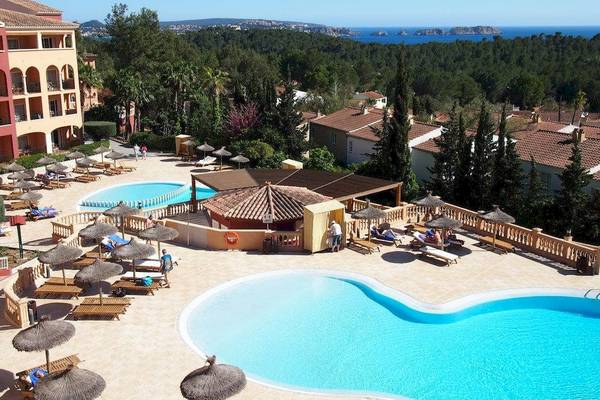 Luftaufnahme des Bordoy Don Antonio Resorts mit Swimmingpool und vielen Liegen und Sonnenschirmen