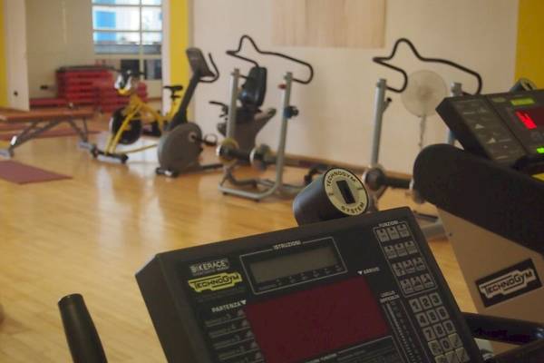Fitnessraum im Hotel Bordoy Don Antonio mit Technogym-Geräten und Holzboden.