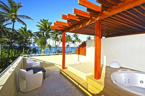 Balkon mit Jacuzzi und Meerblick im Grand Palladium Bavaro Suites Resort & Spa