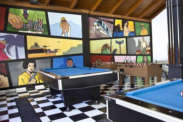 Spielzimmer im Grand Palladium Bavaro Suites Resort & Spa mit Billardtischen und bunten Wandgemälden.