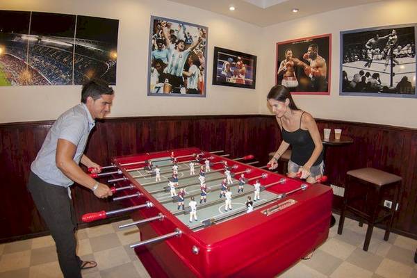 Ein Mann und eine Frau spielen Tischfußball im Grand Palladium Bavaro Suites Resort & Spa.