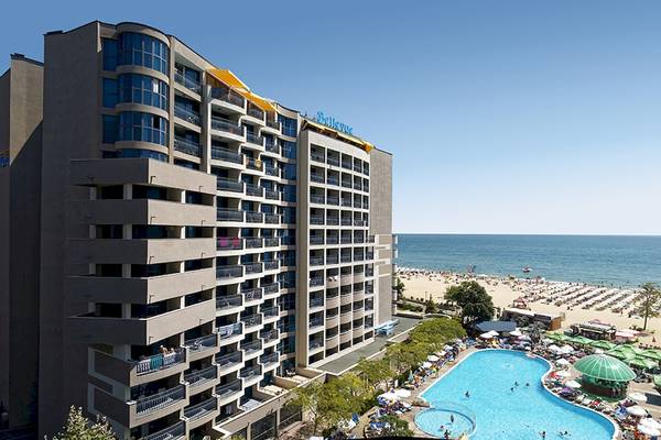 Luftaufnahme des Bellevue Hotels mit Pool und Strand