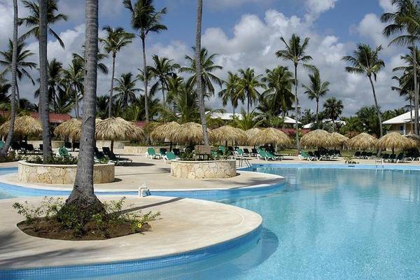 Außenpool im Grand Palladium Bavaro Suites Resort & Spa mit Liegestühlen und Palmen