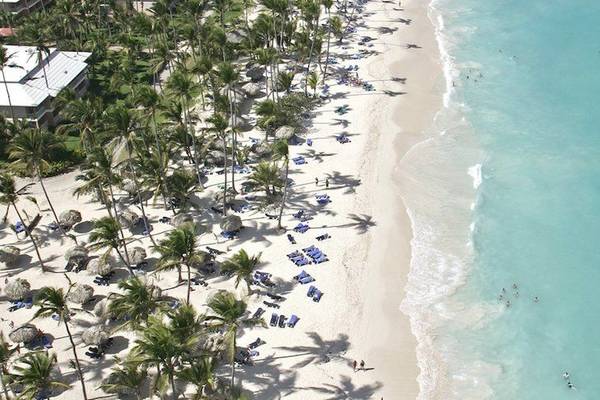 Luftaufnahme des Grand Palladium Bavaro Suites Resorts am Strand mit vielen Liegen und Palmen