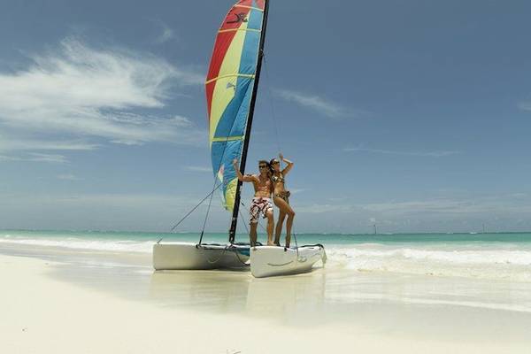 Zwei Personen auf einem Segelboot am Strand im Grand Palladium Bavaro Suites Resort & Spa
