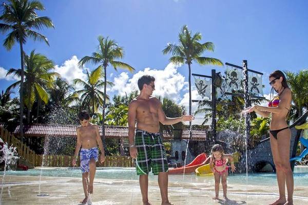 Familie im Wasserspielplatz des Grand Palladium Bavaro Suites Resort & Spa