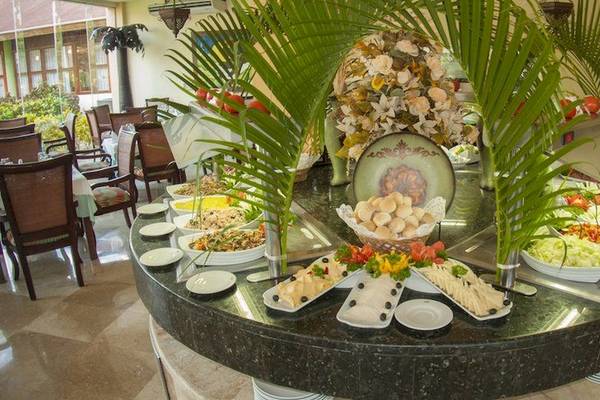 Großzügiges Buffet mit verschiedenen Gerichten im Grand Palladium Bavaro Suites Resort & Spa.