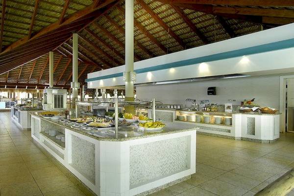 Buffetbereich im Grand Palladium Bavaro Suites Resort & Spa mit vielen Speisen und Stühlen.