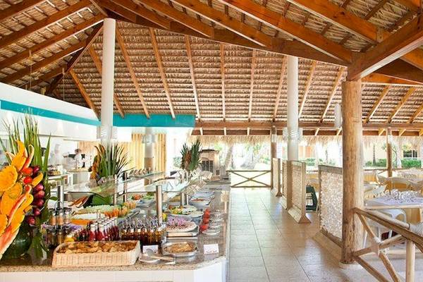 Buffetbereich im Grand Palladium Bavaro Suites Resort & Spa mit vielen Speisen und Holzdekoration.
