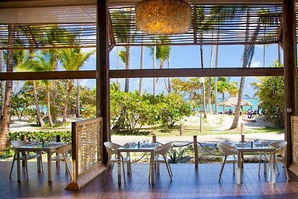 Innenbereich der Terrasse im Grand Palladium Bavaro Suites Resort & Spa mit Blick auf den Strand