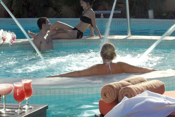 Paar und Frau im Poolbereich des Grand Palladium Bavaro Suites Resort & Spa