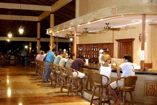 Gäste sitzen an der Bar im Grand Palladium Bavaro Suites Resort & Spa