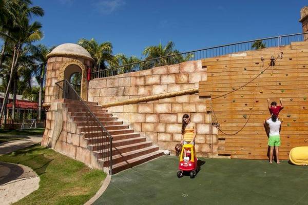 Kinder beim Klettern an einer künstlichen Wand im Grand Palladium Bavaro Suites Resort & Spa