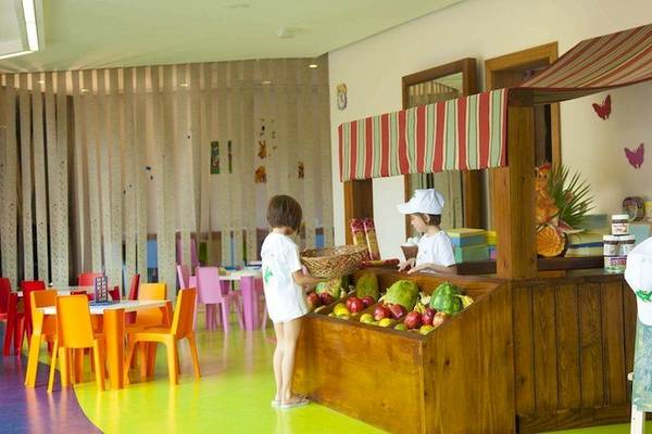 Zwei Kinder, die bei einem Frühstücksstand im Grand Palladium Bavaro Suites Resort & Spa stehen.