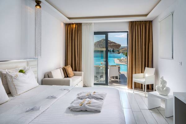 Schlafzimmer im Diamond Deluxe Hotel mit Blick auf den Pool