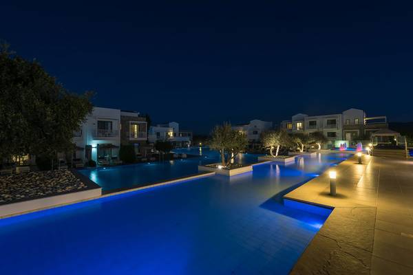 Nachtansicht des Diamond Deluxe Hotels mit beleuchtetem Pool und Gehwegen.